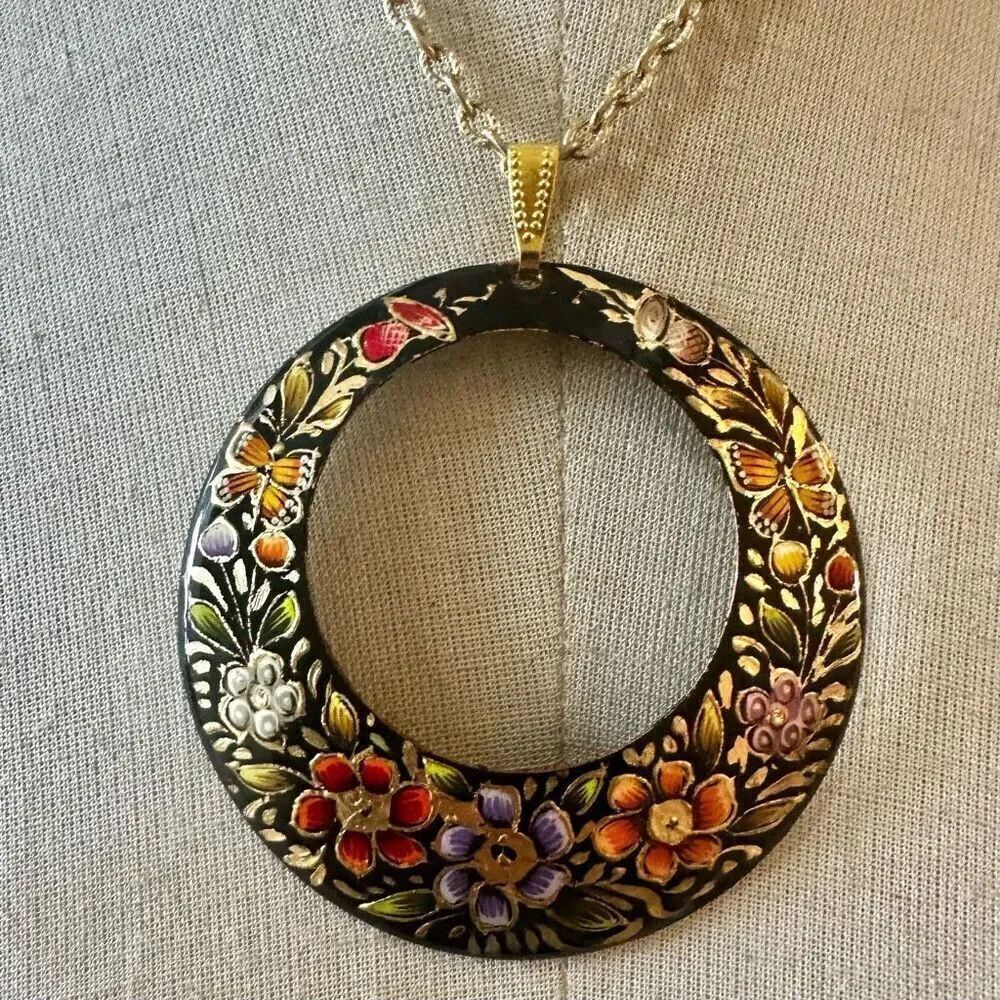 Floral open circle pendant necklace